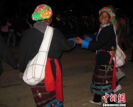 云南滄源“摸你黑”點燃篝火狂歡夜