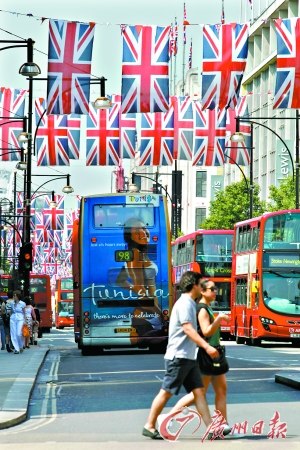 牛津街上掛滿了英國國旗。