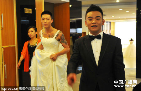 　2012年9月13日，在泉州拍攝婚紗照。強少穿上了白色婚紗，裙擺曳地。