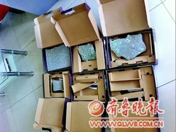 裝電腦的幾個箱子中裝的是石塊。