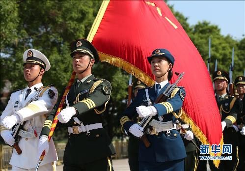     5月12日，我軍首批三軍女子儀仗兵亮相外交禮儀，接受中外領(lǐng)導(dǎo)人檢閱。身著07式禮賓服的13名儀仗隊(duì)女兵分列在軍旗組和陸軍、海軍和空軍軍種之中，與男儀仗兵一起伴隨檢閱曲，手持禮賓槍接受檢閱。 新華社記者龐興雷 攝