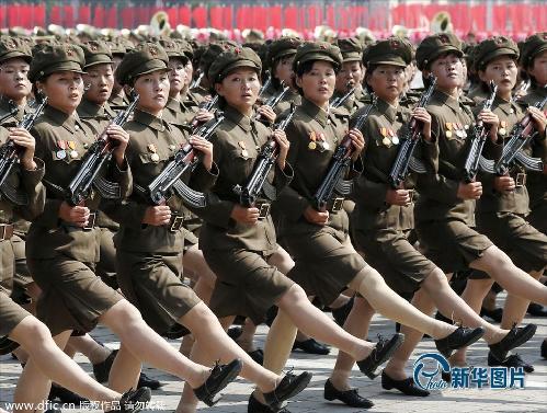     當(dāng)?shù)貢r(shí)間2013年9月9日，朝鮮平壤，朝鮮工農(nóng)兵參加閱兵式，慶祝朝鮮民主主義人民共和國成立65周年。(圖片來源：東方IC)