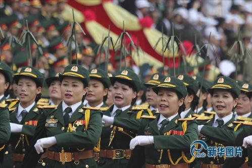 當(dāng)?shù)貢r(shí)間2014年5月7日，越南奠邊府，越南女兵正在進(jìn)行紀(jì)念奠邊府大捷60周年的游行。越南軍隊(duì)在奠邊府大敗法軍，預(yù)示著法國(guó)對(duì)越殖民統(tǒng)治的崩潰。(圖片來(lái)源：東方IC)