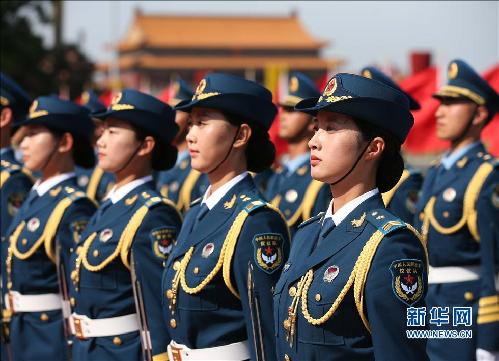     5月12日，我軍首批三軍女子儀仗兵亮相外交禮儀，接受中外領(lǐng)導(dǎo)人檢閱。身著07式禮賓服的13名儀仗隊女兵分列在軍旗組和陸軍、海軍和空軍軍種之中，與男儀仗兵一起伴隨檢閱曲，手持禮賓槍接受檢閱。 新華社記者龐興雷 攝