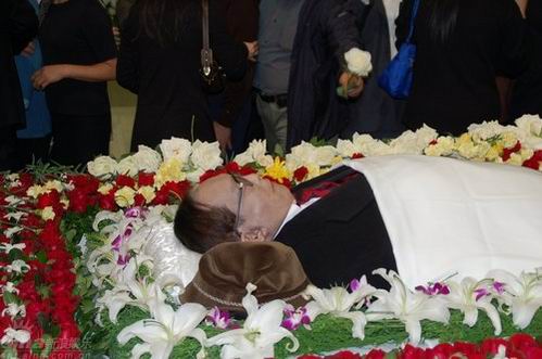 圖文：謝晉追悼會舉行--謝導(dǎo)遺體被花束包圍