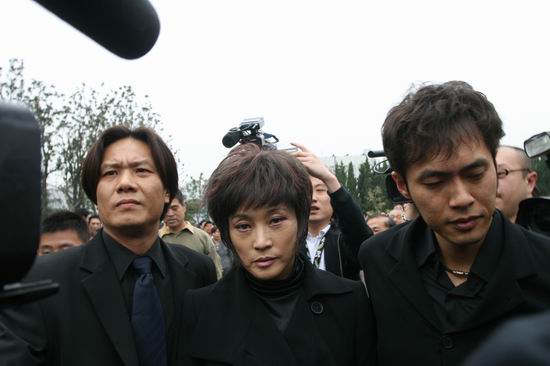 圖文：劉曉慶一臉憔悴在阿峰陪伴下到場