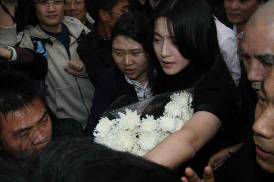 圖文：謝晉追悼會上海舉行--范冰冰寸步難行