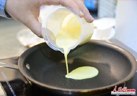 　這種名為“超越雞蛋”的安全食材主要由從豆類植物中提取的蛋白質(zhì)構(gòu)成?？诟信c雞蛋基本不差異。
