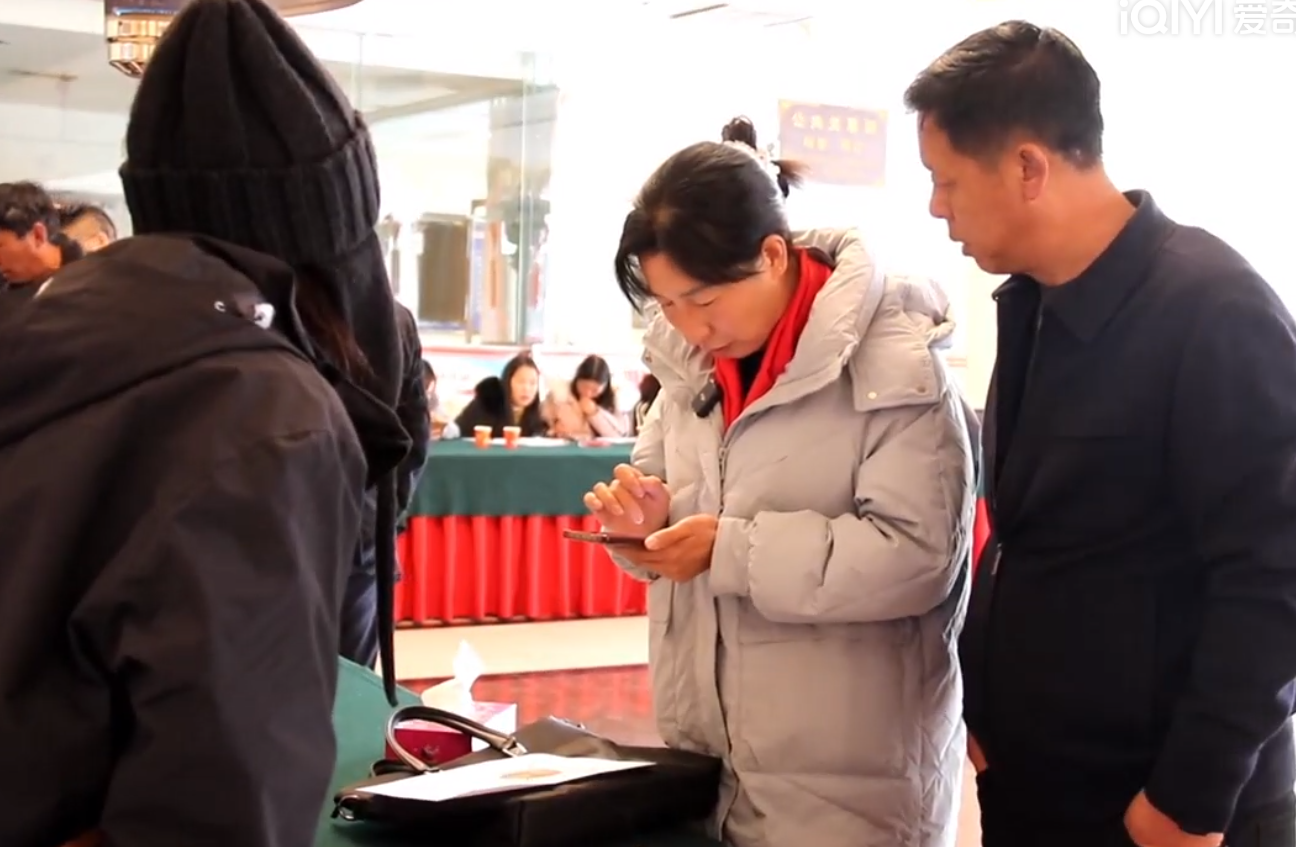 出席迪慶州十四屆人大四次會議的代表向大會報到