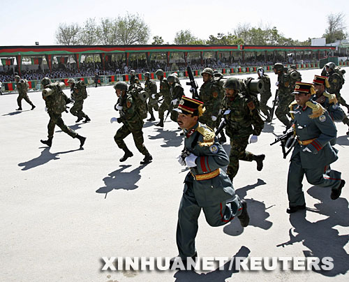 4月27日，在阿富汗首都喀布爾舉行的慶?？箵籼K聯(lián)入侵勝利16周年紀(jì)念日活動(dòng)中，接受檢閱的部隊(duì)撤離襲擊現(xiàn)場(chǎng)。當(dāng)天的慶祝活動(dòng)遭塔利班武裝分子襲擊。卡爾扎伊和另外一些及時(shí)撤離現(xiàn)場(chǎng)的阿政府官員沒有在襲擊中受傷。塔利班武裝發(fā)言人穆賈希德隨后聲稱對(duì)該襲擊事件負(fù)責(zé)。 新華社/路透 