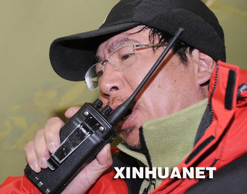 　5月8日凌晨，北京奧運圣火珠峰傳遞登山隊從海拔8300米的突擊營地出發(fā)，向著珠峰峰頂沖擊。這是奧運火炬登頂珠峰前方總指揮李致新在珠峰大本營與前方隊員聯(lián)系。 　