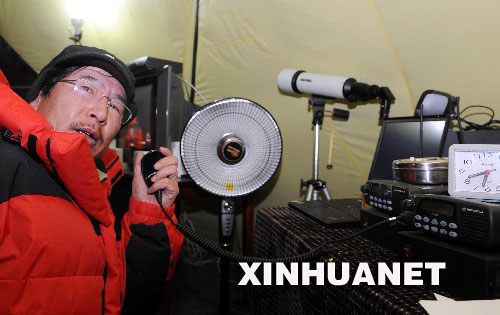 5月8日凌晨，北京奧運圣火珠峰傳遞登山隊從海拔8300米的突擊營地出發(fā)，向著珠峰峰頂沖擊。目前，登山隊已經(jīng)越過第二臺階。這是奧運火炬登頂珠峰前方總指揮李致新在珠峰大本營與前方隊員聯(lián)系。 　