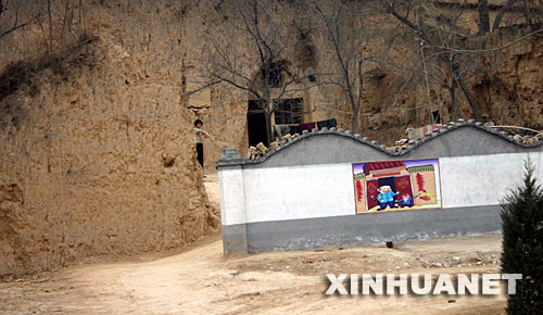 這是淳化縣在國(guó)道旁農(nóng)民破舊的土窯外修建的“風(fēng)景墻”，農(nóng)民將這“風(fēng)景墻”稱為“遮羞墻”（攝于3月5日）。 陜西省咸陽(yáng)市地處西部欠發(fā)達(dá)地區(qū)，目前尚未完全擺脫貧困，有的村民連吃水難、行路難問(wèn)題還沒(méi)有解決。然而，這里的一些鄉(xiāng)村熱衷于建廣場(chǎng)、立雕塑、修花壇、移大樹(shù)，花費(fèi)巨額資金“打造”新農(nóng)村“示范村”，還有的鄉(xiāng)村為了應(yīng)付領(lǐng)導(dǎo)參觀修遮羞墻、建仿古門，甚至毀良田、挖果園建新村。
