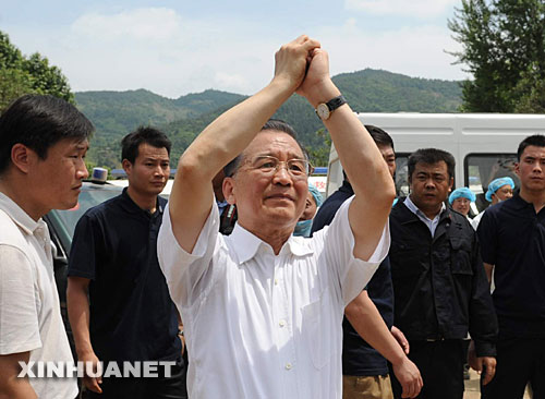 5月15日，中共中央政治局常委、國務(wù)院總理溫家寶來到川北重災(zāi)區(qū)青川縣木魚鎮(zhèn)慰問受災(zāi)群眾。溫家寶表示黨和國家不會忘記受災(zāi)的偏僻山村，大家要振作精神，堅強起來，互相幫助，重建家園。 ？？？？新華社記者陶明攝 