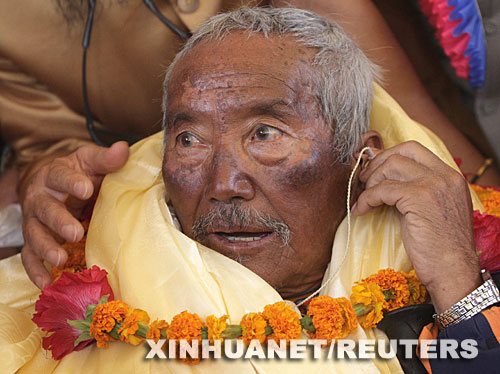 5月31日，76歲的尼泊爾老人明·謝爾錢在返回首都加德滿都后接受記者采訪。明·謝爾錢25日凌晨成功登頂世界屋脊珠穆朗瑪峰，刷新了日本人勝助柳澤（音譯）去年創(chuàng)下的登頂珠峰高齡紀錄，成為世界上成功登頂珠峰最年長者。 
