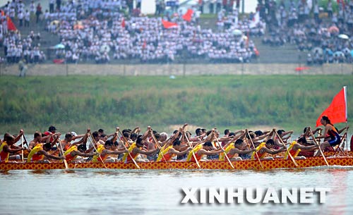 6月2日，龍舟隊員正在參加龍舟賽。 當日，“我們的節(jié)日·端午節(jié)”主題文化活動暨第三屆中國汨羅江國際龍舟邀請賽在湖南汨羅市舉行。來自澳大利亞、荷蘭以及中國各地的十幾支龍舟隊在汨羅江參加角逐。汨羅是中國古代偉大詩人屈原晚年生活、創(chuàng)作和投江殉國之地。 新華社記者 李尕 攝 