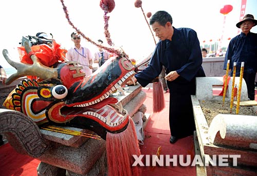 6月2日，祭司正在賽前祭龍頭。 當日，“我們的節(jié)日·端午節(jié)”主題文化活動暨第三屆中國汨羅江國際龍舟邀請賽在湖南汨羅市舉行。來自澳大利亞、荷蘭以及中國各地的十幾支龍舟隊在汨羅江參加角逐。汨羅是中國古代偉大詩人屈原晚年生活、創(chuàng)作和投江殉國之地。 新華社記者 李尕 攝 