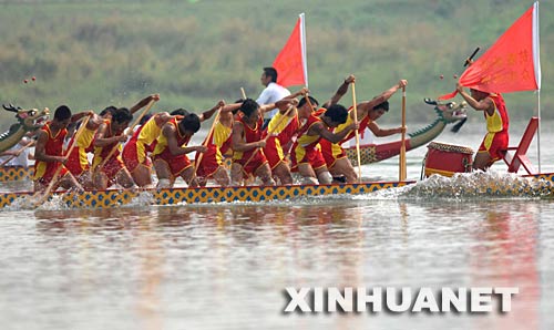 6月2日，龍舟隊員正在參加龍舟賽。 當日，“我們的節(jié)日·端午節(jié)”主題文化活動暨第三屆中國汨羅江國際龍舟邀請賽在湖南汨羅市舉行。來自澳大利亞、荷蘭以及中國各地的十幾支龍舟隊在汨羅江參加角逐。汨羅是中國古代偉大詩人屈原晚年生活、創(chuàng)作和投江殉國之地。 新華社記者 李尕 攝 