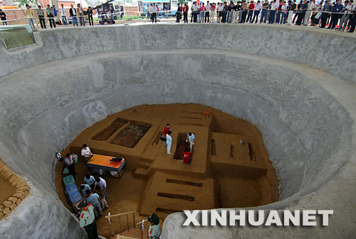 6月15日，考古人員正在對(duì)雙墩春秋古墓進(jìn)行發(fā)掘。 安徽省文物部門首次對(duì)外宣布了蚌埠雙墩1號(hào)墓的初步考古發(fā)現(xiàn)。從墓葬的規(guī)模葬制看，該墓為春秋時(shí)代諸侯王級(jí)墓葬。在該墓中首次發(fā)現(xiàn)了五色顆?；旌贤痢淄翂|層、填土構(gòu)成的放射線遺跡和土偶遺跡，其圓形墓坑結(jié)構(gòu)、墓底埋葬布局等在全國(guó)也屬罕見。目前，安徽省文物部門正在進(jìn)一步發(fā)掘，以確定墓主身份并進(jìn)行其他相關(guān)研究。 ？？？？蚌埠雙墩1號(hào)墓位于安徽省蚌埠市雙墩村。從2006年12月起，安徽省文物部門開始對(duì)其進(jìn)行搶救性發(fā)掘。 新華社記者 李健 攝 