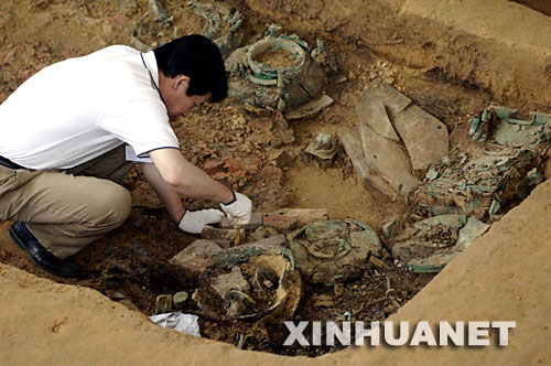 6月15日，考古人員正在對雙墩春秋古墓進(jìn)行發(fā)掘。 安徽省文物部門首次對外宣布了蚌埠雙墩1號墓的初步考古發(fā)現(xiàn)。從墓葬的規(guī)模葬制看，該墓為春秋時代諸侯王級墓葬。在該墓中首次發(fā)現(xiàn)了五色顆?；旌贤?、白土墊層、填土構(gòu)成的放射線遺跡和土偶遺跡，其圓形墓坑結(jié)構(gòu)、墓底埋葬布局等在全國也屬罕見。目前，安徽省文物部門正在進(jìn)一步發(fā)掘，以確定墓主身份并進(jìn)行其他相關(guān)研究。 ？？？？蚌埠雙墩1號墓位于安徽省蚌埠市雙墩村。從2006年12月起，安徽省文物部門開始對其進(jìn)行搶救性發(fā)掘。 新華社記者 李健 攝 