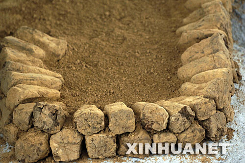 這是雙墩春秋古墓中發(fā)掘的土偶（6月15日攝）。 安徽省文物部門首次對外宣布了蚌埠雙墩1號墓的初步考古發(fā)現(xiàn)。從墓葬的規(guī)模葬制看，該墓為春秋時代諸侯王級墓葬。在該墓中首次發(fā)現(xiàn)了五色顆粒混合土、白土墊層、填土構(gòu)成的放射線遺跡和土偶遺跡，其圓形墓坑結(jié)構(gòu)、墓底埋葬布局等在全國也屬罕見。目前，安徽省文物部門正在進(jìn)一步發(fā)掘，以確定墓主身份并進(jìn)行其他相關(guān)研究。 ？？？？蚌埠雙墩1號墓位于安徽省蚌埠市雙墩村。從2006年12月起，安徽省文物部門開始對其進(jìn)行搶救性發(fā)掘。 新華社記者 李健 攝 
