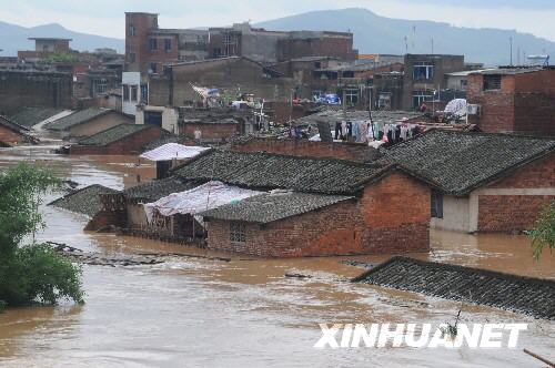 6月13日，廣西鹿寨縣鹿寨鎮(zhèn)大片民房被淹。由于普降暴雨，廣西鹿寨縣發(fā)生嚴(yán)重洪災(zāi)，大片民房被淹。國(guó)家防總已派人抵達(dá)該縣指導(dǎo)抗洪救災(zāi)。 