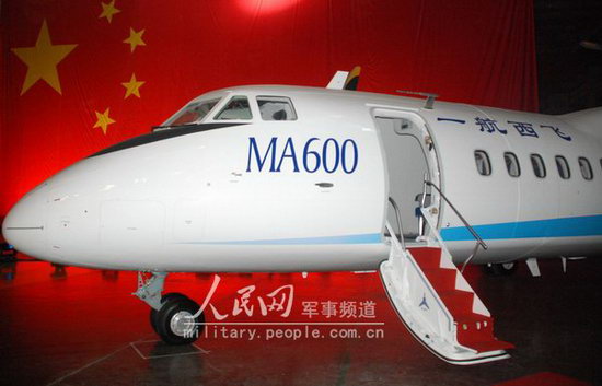 6月28日晚，涂飾一新的首架“新舟”600飛機停放在一航西飛總裝廠房內(nèi)。