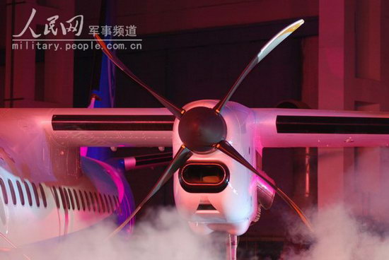  6月28日晚，一航西飛總裝廠房內(nèi)，首架“新舟”600飛機的左發(fā)動機沉浸在總裝下線儀式預(yù)演的煙霧中。
