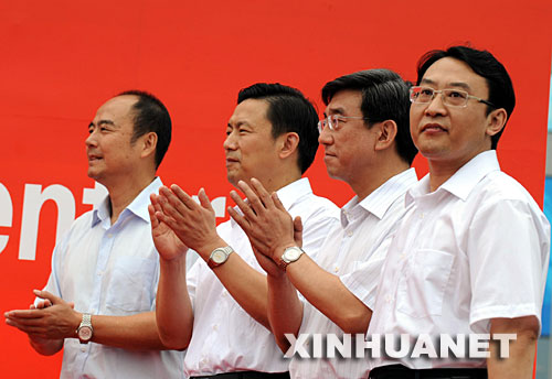 7月8日，北京奧運(yùn)會(huì)四位新聞發(fā)言人與媒體見面。他們分別是北京奧組委執(zhí)行副主席王偉（左一）、國(guó)務(wù)院新聞辦公室一局局長(zhǎng)郭為民（左二）、北京市政府副秘書長(zhǎng)李偉（左三）、劉志。 新華社記者李文攝 