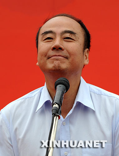 7月8日，北京奧運(yùn)會(huì)新聞發(fā)言人、北京奧組委執(zhí)行副主席王偉與媒體見面。王偉將主要負(fù)責(zé)每天上午由奧組委和國(guó)際奧委會(huì)共同舉行的例行新聞發(fā)布會(huì)。 新華社記者李文攝 