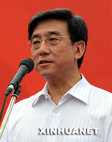 7月8日，北京奧運(yùn)會(huì)新聞發(fā)言人、北京市政府副秘書長(zhǎng)李偉與媒體見面。李偉將負(fù)責(zé)城市運(yùn)行、交通、環(huán)境保護(hù)、城市管理等大量信息的發(fā)布。 新華社記者李文攝 