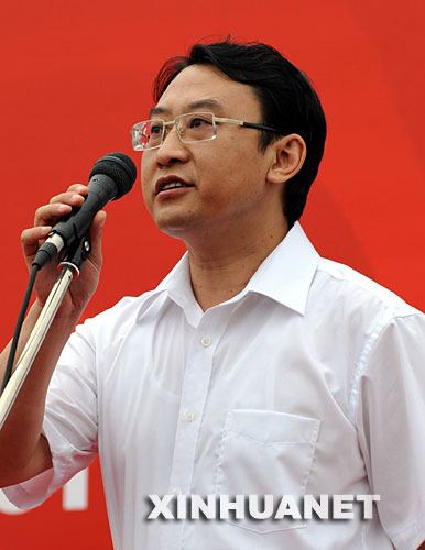7月8日，北京奧運(yùn)會(huì)新聞發(fā)言人、北京市政府副秘書長(zhǎng)劉志與媒體見面。劉志將負(fù)責(zé)城市運(yùn)行、交通、環(huán)境保護(hù)、城市管理等大量信息的發(fā)布。 新華社記者李文攝 