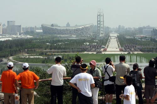 奧運(yùn)森林公園景色宜人,還可近距離觀看“鳥巢”,引得眾多游客拍照留念。來源:第29屆奧運(yùn)會(huì)官方網(wǎng)站