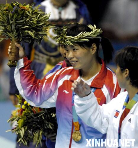 　2004年8月16日，陳艷青獲第28屆雅典奧運會舉重女子58公斤級比賽金牌。圖為陳艷青向觀眾致意。 新華社發(fā) 