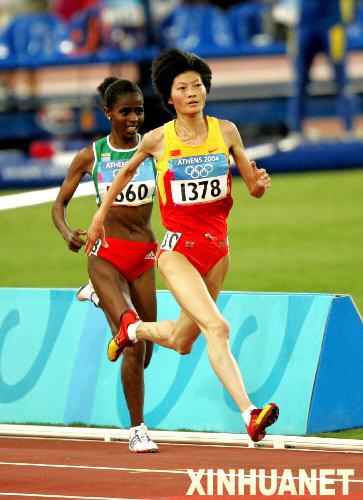  2004年8月27日，邢慧娜獲第28屆雅典奧運會女子10000米金牌。圖為邢慧娜（右）在比賽中沖刺。 