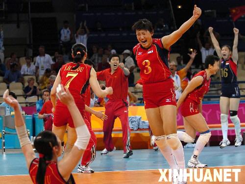  2004年8月28日，在第28屆雅典奧運會女排決賽中，中國隊以3比2戰(zhàn)勝俄羅斯隊奪得冠軍。圖為中國女排隊員在獲勝后慶祝勝利。 　 新華社發(fā) 