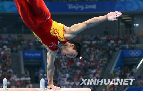 8月9日，中國選手楊威在資格賽鞍馬比賽中。他的鞍馬資格賽成績?yōu)?5.425分。當日，中國隊在北京奧運會體操男子資格賽第二場的比賽中，以374.675分的總成績暫列資格賽第一。