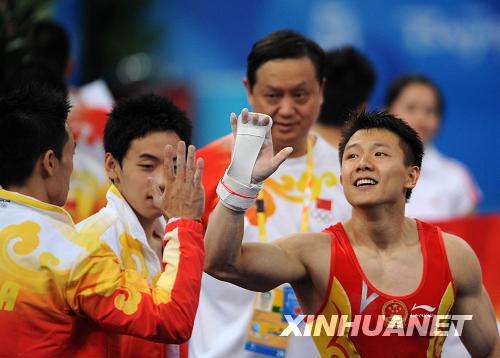  8月9日，中國選手陳一冰（右）在完成他的吊環(huán)動作后和隊友楊威擊掌致意。陳一冰的吊環(huán)資格賽成績?yōu)?6.525分。當日，中國隊在北京奧運會體操男子資格賽第二場的比賽中，以374.675分的總成績暫列資格賽第一。