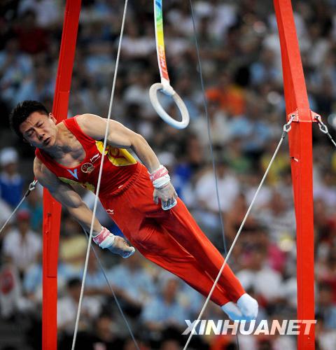  8月9日，中國選手陳一冰在資格賽吊環(huán)比賽中。他的吊環(huán)資格賽成績?yōu)?6.525分。當(dāng)日，中國隊在北京奧運(yùn)會體操男子資格賽第二場的比賽中，以374.675分的總成績暫列資格賽第一。