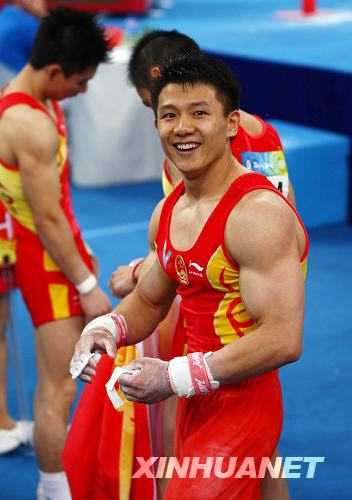 8月9日，中國選手陳一冰在資格賽吊環(huán)比賽結(jié)束后喜形于色。他的吊環(huán)資格賽成績?yōu)?6.525分。當(dāng)日，中國隊在北京奧運(yùn)會體操男子資格賽第二場的比賽中，以374.675分的總成績暫列資格賽第一。