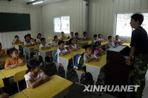 8月26日，映秀小學4年級的老師蘇成剛在給學生上課。當日，汶川大地震震中地——映秀鎮(zhèn)映秀小學在中斷教學3個多月后，正式開學復課。共132名學生前來上課。其余的學生，有些還在外地治病、有些學生則已異地復課。復課的映秀小學取消了班的建制，只保留年級。汶川大地震造成映秀小學473名學生中，222人遇難、3人失蹤；47名老師中，20人遇難。新華社記者 海明威 攝