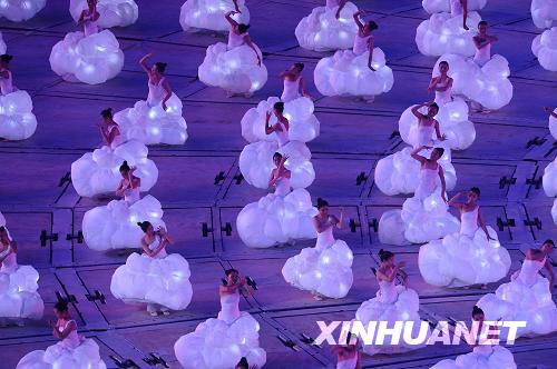 9月6日晚8點(diǎn)，北京2008年殘奧會(huì)開(kāi)幕式在國(guó)家體育場(chǎng)“鳥(niǎo)巢”舉行。這是開(kāi)幕式上的文藝表演。