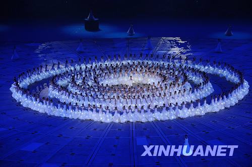  9月6日晚8點，北京2008年殘奧會開幕式在國家體育場“鳥巢”舉行。這是開幕式上的文藝表演。