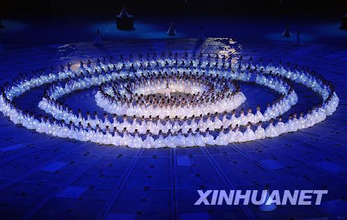 9月6日晚8時，北京2008年殘奧會開幕式在國家體育場——“鳥巢”隆重舉行。這是開幕式上由300多名聾人姑娘表演的舞蹈《星星，你好》。