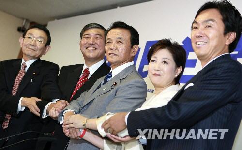 9月10日，日本自民黨5名總裁候選人與謝野馨、石破茂、麻生太郎、小池百合子和石原伸晃（從左到右）在首都東京自民黨總部舉行的記者會上集體亮相。自民黨總裁選舉將于22日舉行。 新華社記者 任正來 攝 