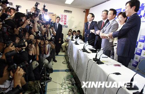 9月10日，日本自民黨5名總裁候選人與謝野馨、石破茂、麻生太郎、小池百合子和石原伸晃（主席臺從左到右）在首都東京自民黨總部舉行的記者會上集體亮相。自民黨總裁選舉將于22日舉行。 新華社記者 任正來 攝 