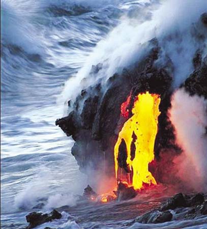劉易斯和他拍攝的火山巖漿迸濺照片。