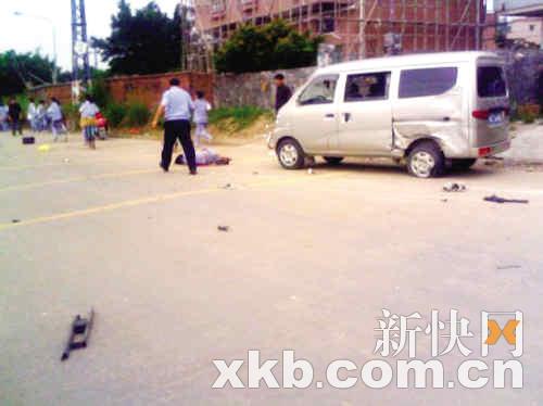 現(xiàn)場(chǎng)目擊者拍下的泥頭車(chē)撞人后的場(chǎng)景