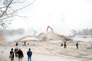 300公斤炸藥爆破4座水塔 國內(nèi)規(guī)模最大定向爆破