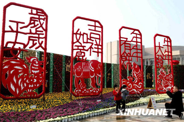 1月20日，溫州市民在大型“剪紙花窗”造型景觀前拍照。 